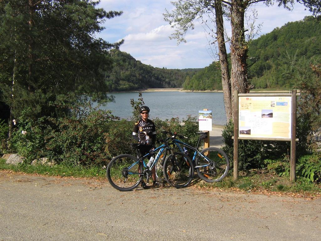 Bedbreakfastbikespyrenees Bed & Breakfast Loubieres Bagian luar foto