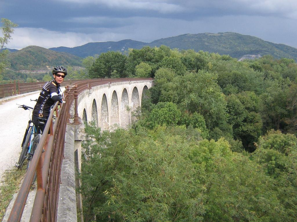 Bedbreakfastbikespyrenees Bed & Breakfast Loubieres Bagian luar foto